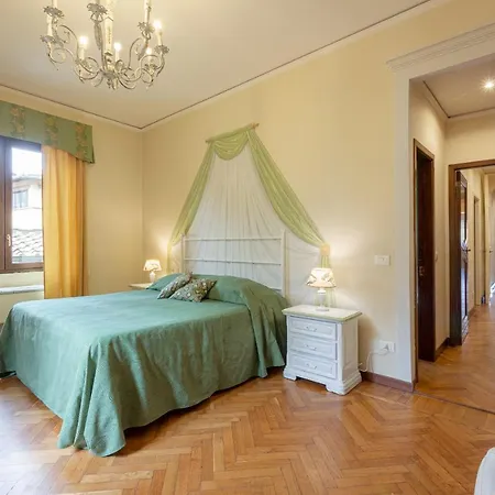 Ponte Vecchio 3 Bedroom Appartamento